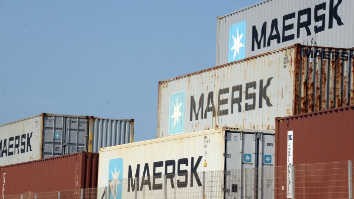 Schifffahrt - Hamburg: Container des Schifffahrtskonzerns Maersk stehen gestapelt im Hafen. Foto: Gioia Forster/dpa/Symbolbild