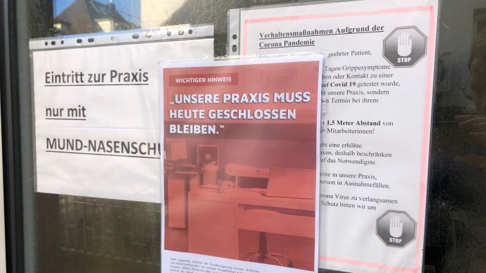 Demonstrationen - Stuttgart: An einer Tür hängt ein Schild mit der Aufschrift „Unsere Praxis muss heute geschlossen bleiben“. Foto: David Hutzler/dpa
