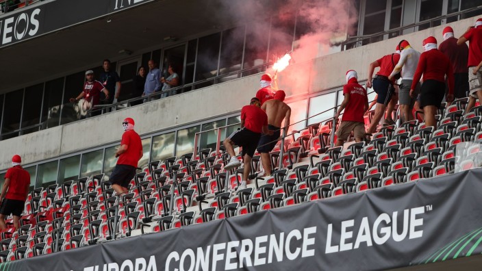 Fußball - Köln: Fans laufen mit Pyrotechnik über eine Tribüne. Foto: -/dpa/Archivbild