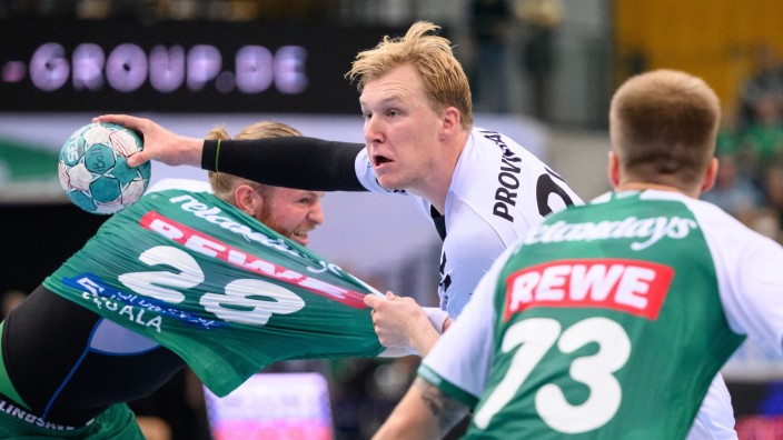 Handball - Kielce: Kiels Eric Johansson (M) am Ball gegen Leipzigs Maciej Gebala (l) und Leipzigs Viggo Kristjansson. Foto: Christian Modla/dpa/Archivbild