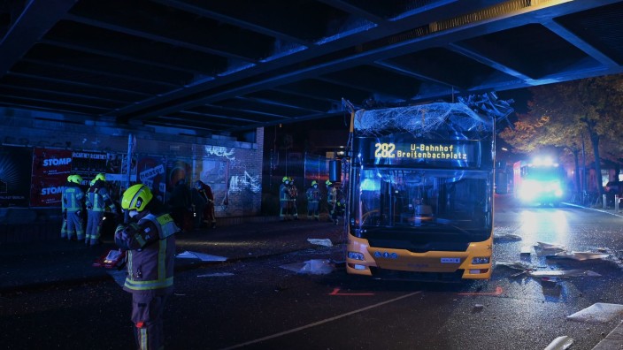 Verkehr - Berlin: Ein Doppeldeckerbus der Linie 282 steht zerstört unter einer Brücke an der Bergstraße in Steglitz. Foto: Paul Zinken/dpa