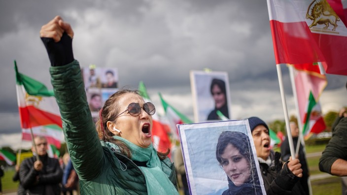 Konflikte - Magdeburg: Mit Plakaten von Masha Amini demonstrieren Teilnehmer für Demokratie und Freiheit im Iran. Foto: Kay Nietfeld/dpa/Symbolbild