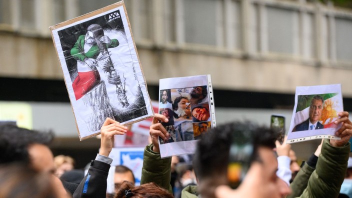 Migration - Erfurt: Menschen halten Fahnen und Schilder auf einer Solidaritätskundgebung nach dem Tod von Iranerin Mahsa Amini. Foto: Jonas Walzberg/dpa/Archivbild