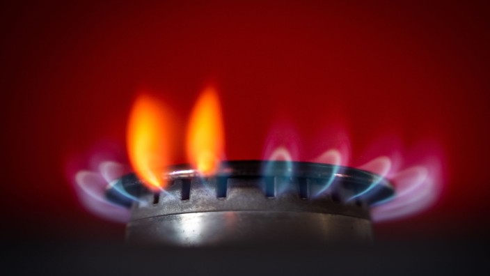 Energie - Schwerin: Die Flamme eines Gasherdes brennt in einer Küche. Foto: Frank Rumpenhorst/dpa/Symbolbild