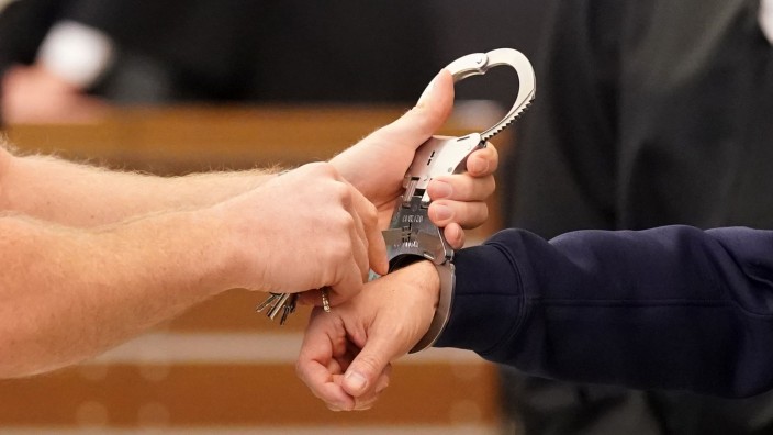 Prozesse - Koblenz: Einem der Angeklagten werden im Gerichtssaal des Landgerichts in Koblenz die Handschellen abgenommen. Foto: Thomas Frey/dpa