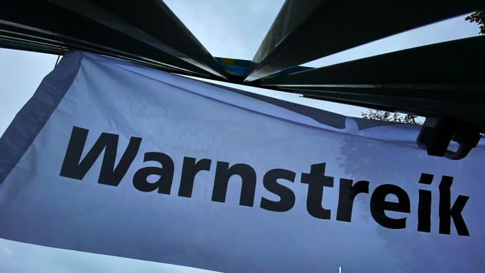 Tarife - Hannover: "Warnstreik" steht auf einem Transparent. Foto: Paul Zinken/dpa/Symbolbild