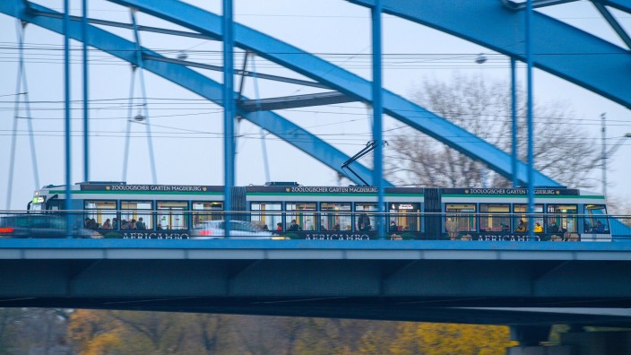 Finanzen - Magdeburg: Eine Straßenbahn fährt über eine Elbbrücke. Foto: Klaus-Dietmar Gabbert/dpa-Zentralbild/dpa/Archivbild
