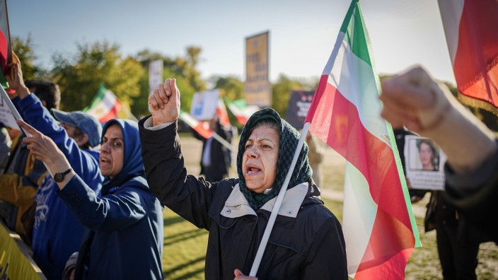 Demonstrationen - Bremen: Teilnehmer demonstrieren mit Fahnen und Plakaten für Freiheit und Demokratie im Iran. Foto: Kay Nietfeld/dpa/Archivbild