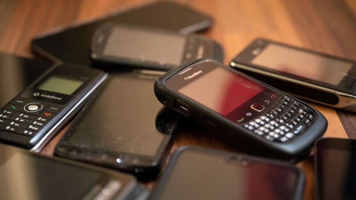 Wetenschap – Miljarden mobiele telefoons worden verspild – Er wordt te veel elektronica opgepot – Wikipedia