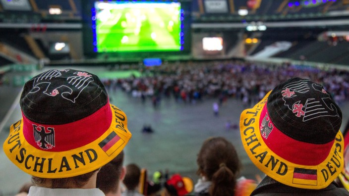 Fußball - Düsseldorf: Fußballfans verfolgen beim Public Viewing ein Fußballspiel. Foto: Sebastian Stenzel/dpa/Symbolbild