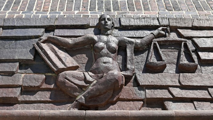 Theater - Frankfurt am Main: Blick auf die Justitia über dem Eingang eines Landgerichts. Foto: Hendrik Schmidt/dpa-Zentralbild/dpa/Symbolbild
