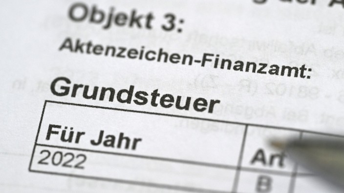 Steuern - Erfurt: Das Wort Grundsteuer auf einem Bescheid für die Grundsteuer. Foto: Bernd Weißbrod/dpa/Symbolbild