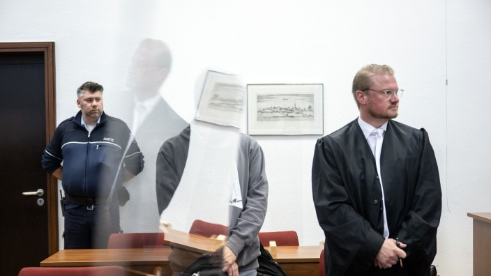 Kriminalität - Beckum: Der Angeklagte steht mit seinem Anwalt Nils Schiering im Gerichtssaal. Foto: Bernd Thissen/dpa