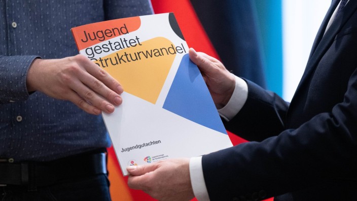 Energie - Dresden: Ministerpräsident Michael Kretschmer (CDU, r) bekommt das "Jugendgutachten" übergeben. Foto: Sebastian Kahnert/dpa
