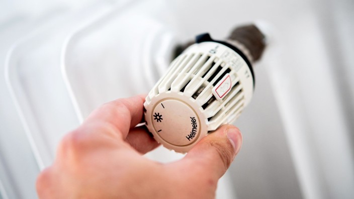Energie - Saarbrücken: Ein Mann dreht in einer Wohnung am Thermostat einer Heizung. Foto: Hauke-Christian Dittrich/dpa/Symbolbild