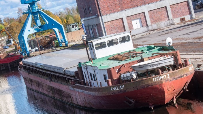 Steuern - Schwerin: Der Frachter "Dömitz" liegt im Hafen von Anklam. Foto: Stefan Sauer/dpa