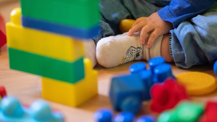 Bildung - Gütersloh: Ein Kind spielt in einer Kita. Foto: Sebastian Gollnow/dpa/Illustration