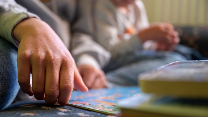 Bildung - Gütersloh: Eine Praktikantin liest in einer Kita Kindern vor.. Foto: Sebastian Gollnow/dpa/Illustration