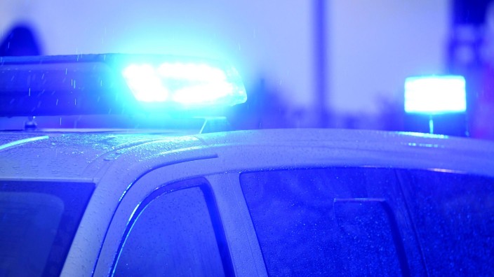 Unfälle - Pflach: Blaulichter leuchten auf dem Dach eines Polizeifahrzeugs. Foto: Carsten Rehder/dpa/Symbolbild