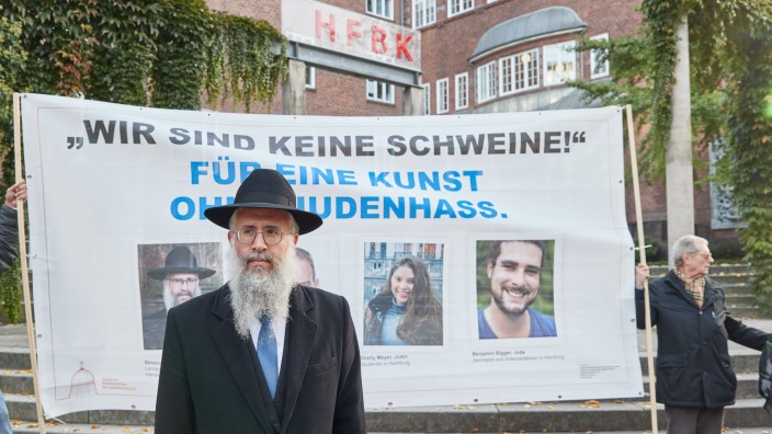 Hochschulen - Hamburg: Shlomo Bistrizky, Landesrabiner von Hamburg, nimmt an einer Protestaktion teil. Foto: Georg Wendt/dpa