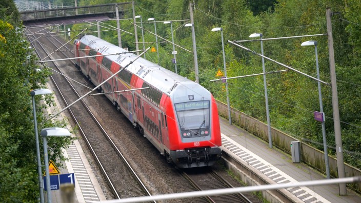 Verkehr - Erfurt: Ein Regionalzug der Deutschen Bahn fährt durch einen Bahnhof. Foto: Jonas Walzberg/dpa/Symbolbild