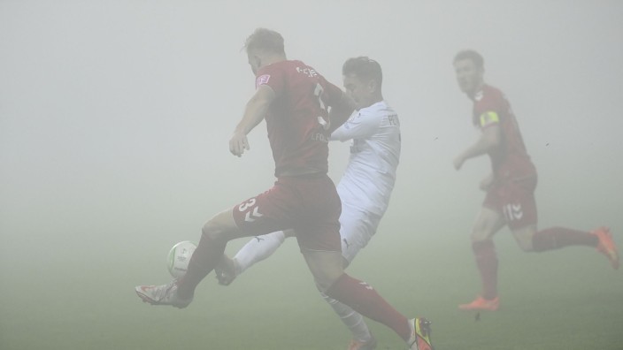 Fußball - Uherské Hradiště: Kölns Kristian Pedersen (l) versucht, den Ball zu Spielen. Foto: Glück Dalibor/CTK/dpa