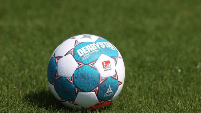 Fußball - Rostock: Der Spielball der Saison 2021/2022 der 2. Bundesliga liegt auf dem Rasen. Foto: Guido Kirchner/dpa/Symbolbild