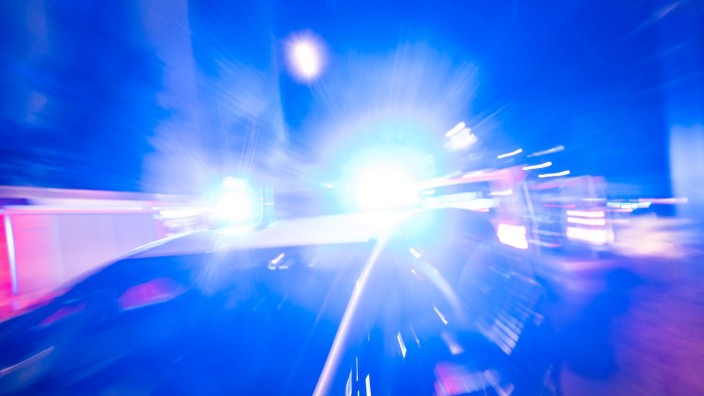Kriminalität - Stadtallendorf: Ein Streifenwagen der Polizei steht mit Blaulicht an einem Einsatzort. Foto: Christophe Gateau/dpa/Symbolbild