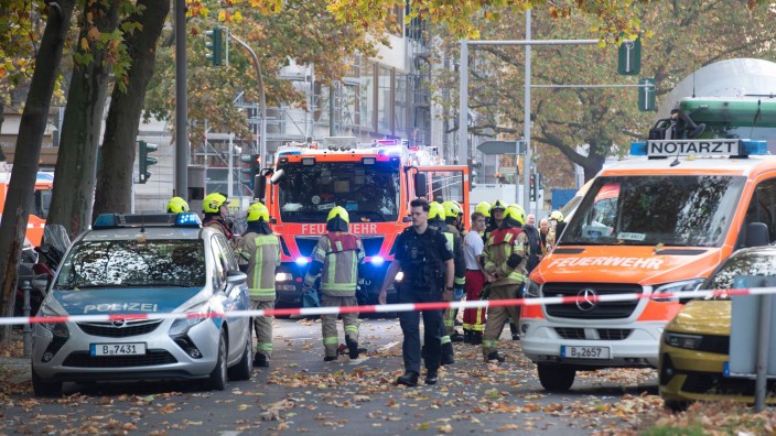 Unfälle - Berlin: Einsatzfahrzeuge von Polizei und Feuerwehr stehen an der Bundesallee in Berlin-Wilmersdorf. Foto: Paul Zinken/dpa