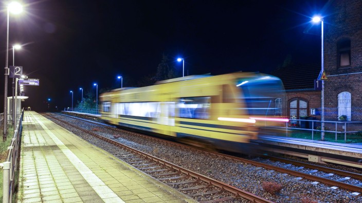 Verkehr - Stuttgart: Eine Regionalbahn fährt in den Bahnhof ein. Foto: Jens Büttner/dpa/Symbolbild