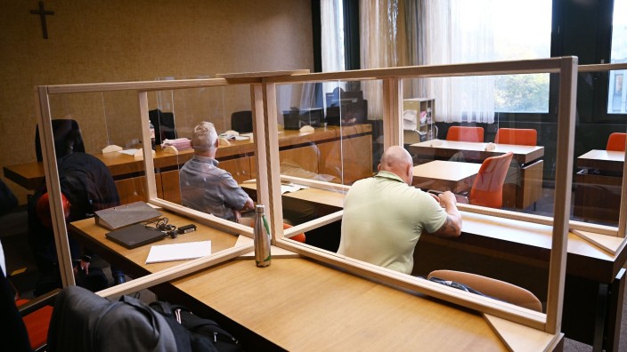 Prozesse - Zwickau: Die beiden Angeklagten sitzen im Gerichtssaal. Foto: Angelika Warmuth/dpa/Archivbild