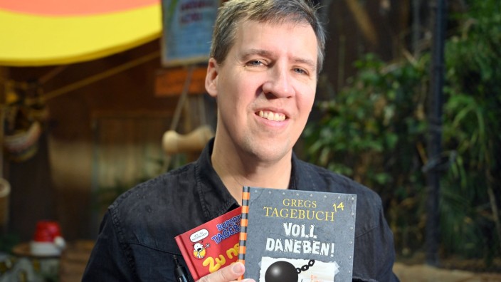 Literatur - Oldenburg: US-Jugendbuchautor Jeff Kinney mit zwei Büchern der Bestseller-Reihe "Gregs Tagebuch". Foto: Magdalena Tröndle/dpa/Archivbild