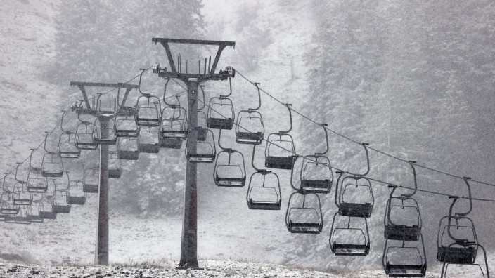 Wetter - München: Ein Sessellift steht im Skigebiet Grasgehren im Schneetreiben. Foto: Karl-Josef Hildenbrand/dpa