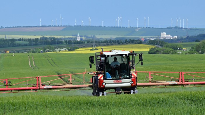 Agrar - Saarbrücken: Auf einem Feld wird mit einer 30 Meter breiten, sogenannten selbstfahrenden Pflanzenschutzspritze ein Fungizid gesprüht. Foto: Martin Schutt/dpa/Symbolbild