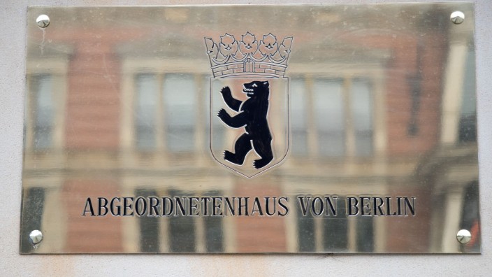 Abgeordnetenhaus - Berlin: Eine goldene Plakette ist am Berliner Abgeordnetenhaus angebracht. Foto: picture alliance/Michael Kappeler/dpa/Archivbild