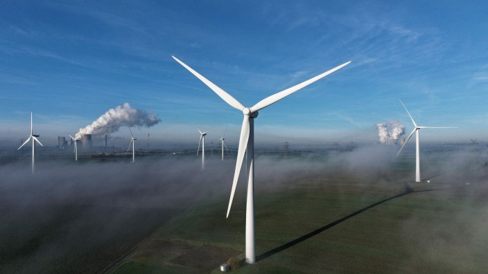 Energie - Schwerin: Windräder stehen auf einer Anhöhe. Foto: Henning Kaiser/dpa/Symbolbild