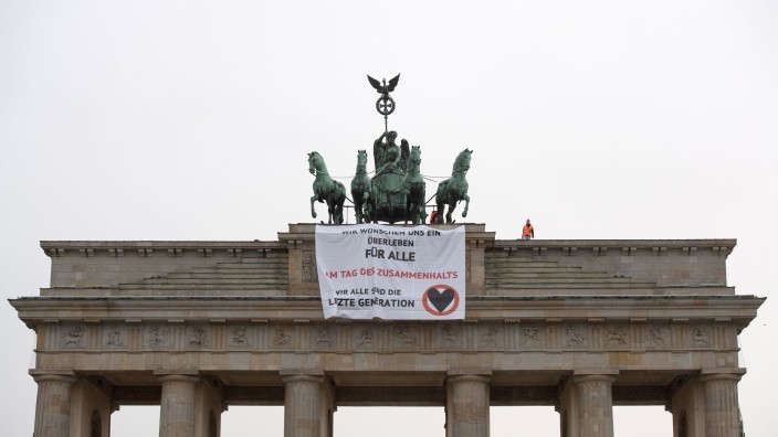 Parteien - Berlin: Aktivisten der Gruppe "Letzte Generation" haben das Brandenburger Tor besetzt und ein Transparent aufgehangen. Foto: Paul Zinken/dpa/Archivbild