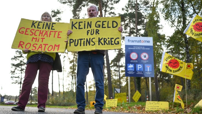 Atom - Lingen (Ems): Umweltschützer demonstrieren gegen eine mutmaßliche Lieferung von Uran aus Russland in Lingen. Foto: Lars Klemmer/dpa