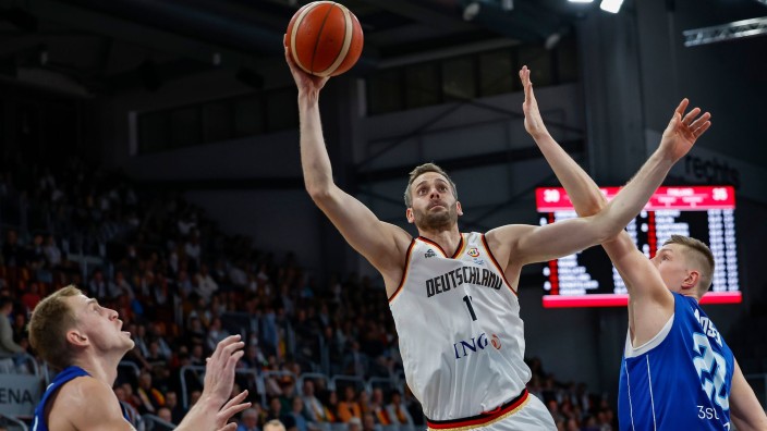 Basketball - Bamberg: Deutschlands Jonas Wohlfahrt-Bottermann (M) in Aktion gegen Finnlands Alexander Madsen (r). Foto: Daniel Löb/dpa