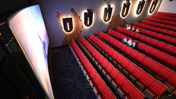 Festspiele - Mannheim: Nur wenige Besucher schauen sich einen Film im Kinozentrum Burgtheater an. Foto: Felix Kästle/dpa/Archivbild
