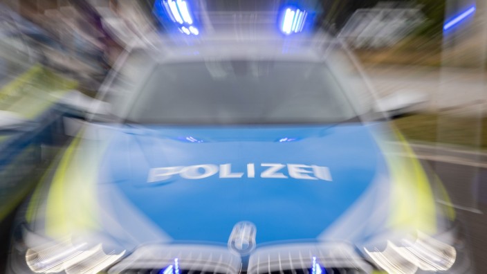 Notfälle - Bremerhaven: Ein Streifenwagen der Polizei mit eingeschaltetem Blaulicht. Foto: Daniel Karmann/dpa/Symbolbild