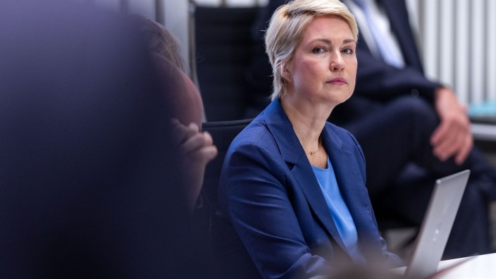 Krieg - Hamburg: Mecklenburg-Vorpommerns Ministerpräsidentin Manuela Schwesig (SPD) nimmt an einer Landtagssitzung teil. Foto: Jens Büttner/dpa/Archivbild