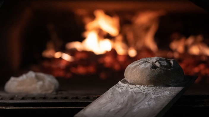 Tarife - München: Zwei Brotteige liegen in einem Feuerofen einer Bäckerei. Foto: Swen Pförtner/dpa/Symbolbild