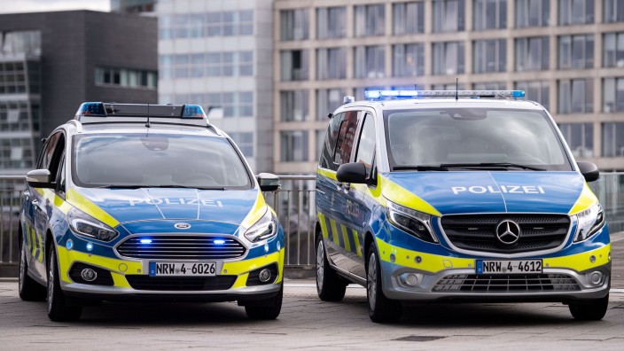 Polizei - Düsseldorf: Polizeiwagen vom Typ Mercedes Benz Vito (r) und Ford S-Max stehen im Medienhafen. Foto: Marius Becker/dpa/Archivbild