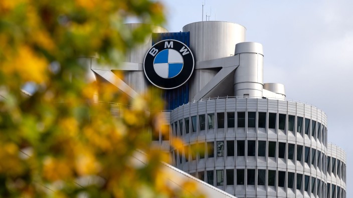 Auto - München: Das Logo von BMW ist an der Firmenzentrale in München zu sehen. Foto: Sven Hoppe/dpa