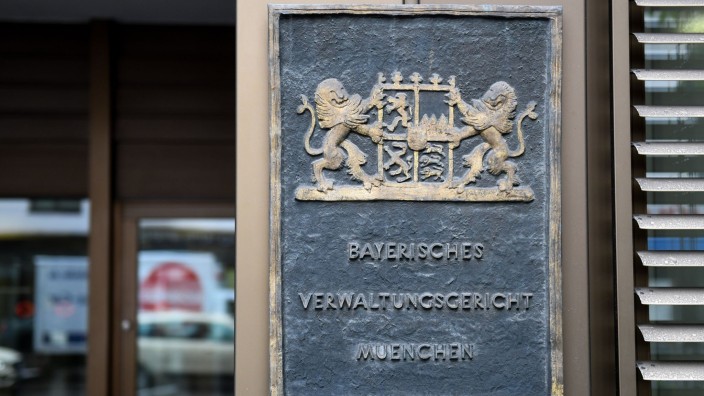 Banken - München: Ein Schild hängt am Eingang des Verwaltungsgerichts München. Foto: Tobias Hase/dpa/Archivbild