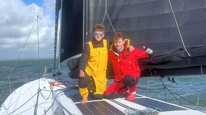 Segeln - Hamburg: Lennart Burke (r) und Melwin Fink an Bord der neuen Class-40-Yacht "Meganisi". Foto: -/next generartion sailing/dpa