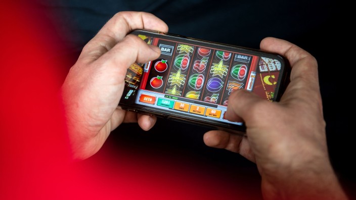Landtag - Wiesbaden: Auf einem Smartphone wird ein Online-Spiel gespielt. Foto: Sina Schuldt/dpa/Symbolbild