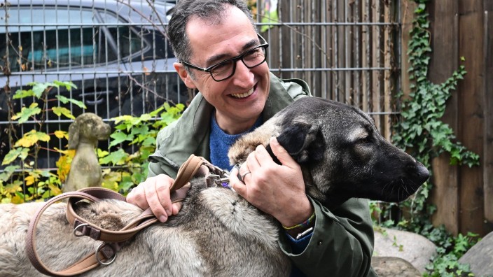 Tiere - Bonn: Bundeslandwirtschaftsminister Cem Özdemir (Grüne) streichelt bei seinem Besuch im Tierheim eine Hündin. Foto: Bernd Weißbrod/dpa