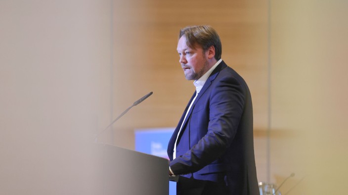 Parteien - Neumünster: Oliver Kumbartzky hält eine Rede nach seiner Wahl zum neuen FDP-Landesvorsitzenden. Foto: Frank Molter/dpa